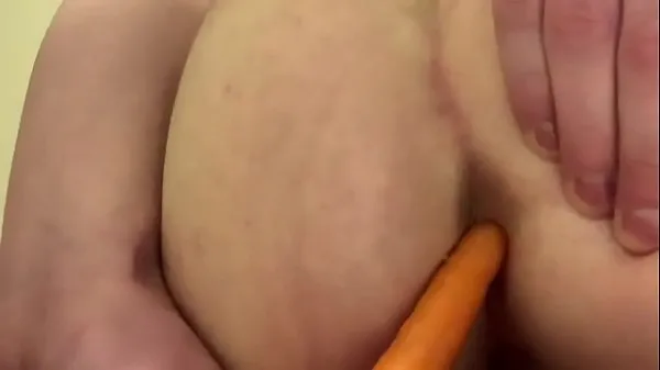 Stretching ass with carrot أنبوب دافئ كبير