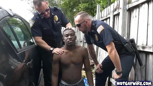 Grote Two police officers take advantages of this black guy warme buis