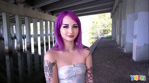 Stort YNGR - Hot Inked Purple Hair Punk Teen Gets Banged varmt rör