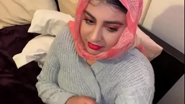 Suuri Arabian beauty doing blowjob lämmin putki