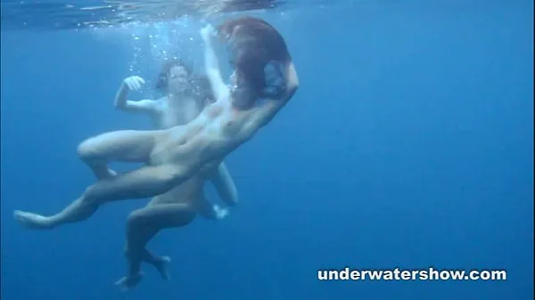 Μεγάλος 3 girls stripping in the sea θερμός σωλήνας
