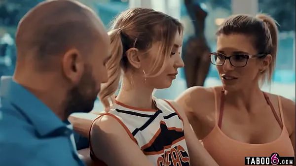 Μεγάλος Coach wife brings in tiny teen cheerleader for husband θερμός σωλήνας