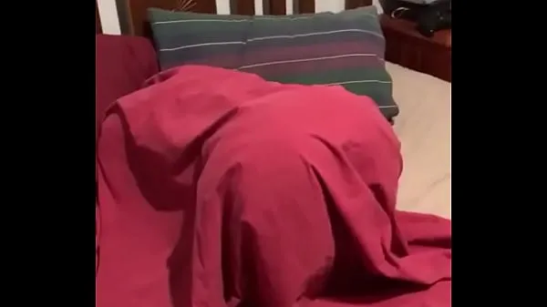 Duża Damo is stuck in tha bed sheets ciepła tuba
