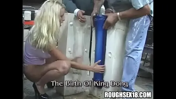 Blonde babe gets a giant dildo in the mail أنبوب دافئ كبير