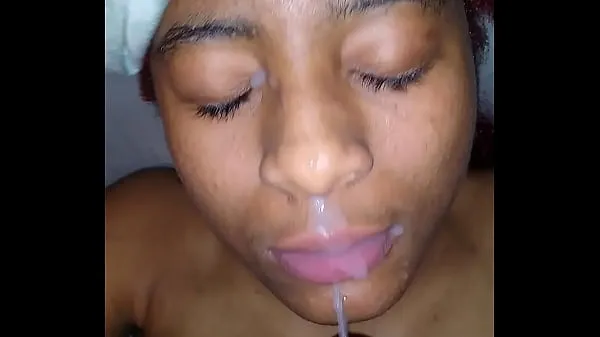 Stort Young black THOT sucks young white dick varmt rør