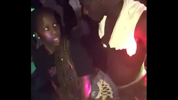 Velká Nigerian guy grind on his girlfriend teplá trubice