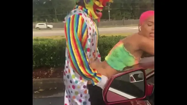 Grote Gibby The Clown fucks Jasamine Banks outside in broad daylight warme buis