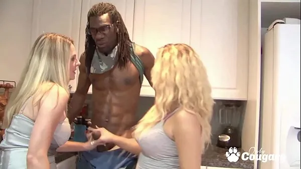 大Scarlett Wild and Britney Young Let A Black Man Cum All Over Them暖管