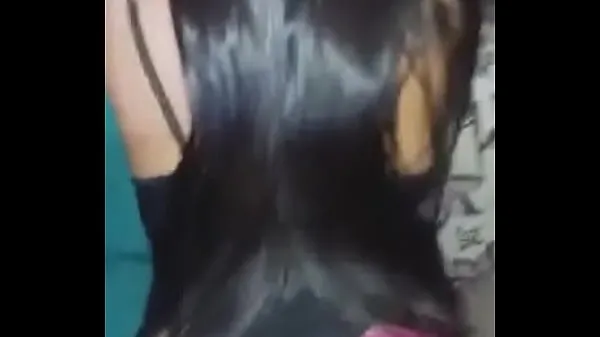 Stort Young girl giving ass on the sofa varmt rør