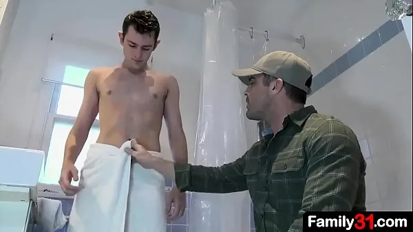 大Stepdad walks in on the boy taking a shower and is captivated by his youthful body暖管