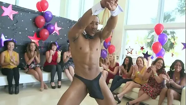 Velká DANCING BEAR - Group Of Mixed Race Babes Suckin' & Fuckin' Male Strippers teplá trubice