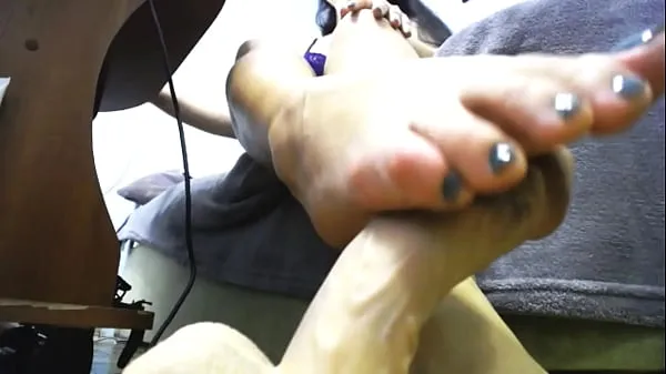 Stort Girl Paints Nails On Hands And Feet Closeup - Foot Fetish varmt rör