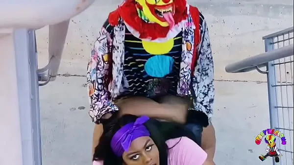 Big Juicy Tee Gets Fucked by Gibby The Clown on A Busy Highway During Rush Hour warm Tube