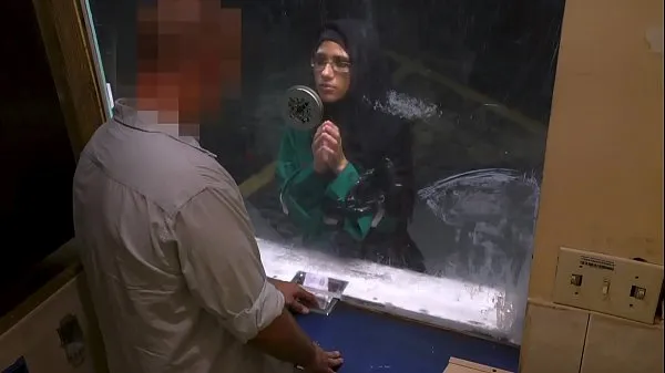 Большая ARABSEXPOSED - Отчаянная арабская женщина трахает слизняки в отеле за деньги теплая трубка