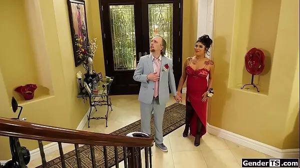 Stort Trans Beth Bell anal reamed by prom date varmt rør