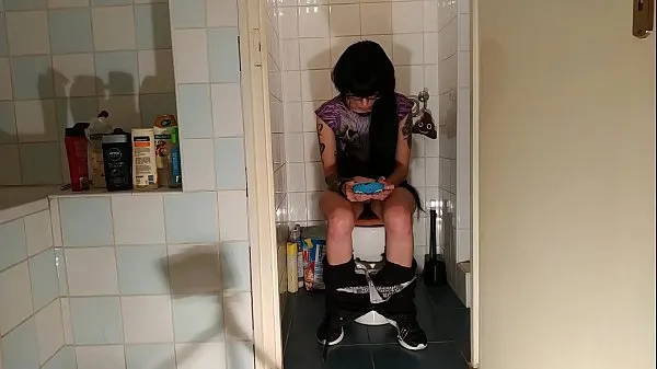 Große Sexy Goth Teen Pee & s. beim Spielen mit ihrem Handy pt2 HDwarme Röhre
