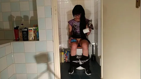 Grote Sexy goth teen pee & crap while play with her phone pt1 HD warme buis