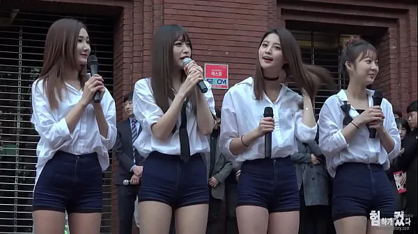 큰 Official account [喵泡] South Korean women's group street four beauties with super long legs and shorts are sexy and tempting to dance 따뜻한 튜브