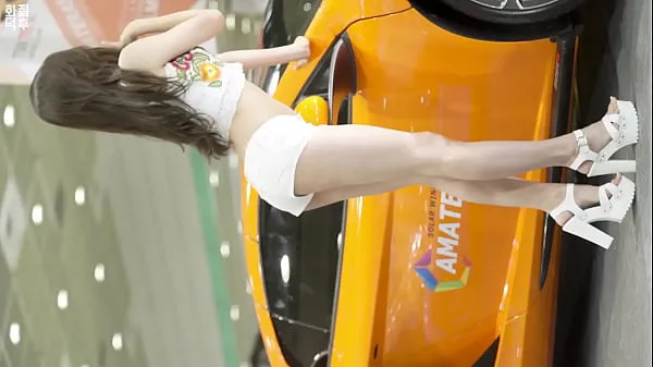 Ống ấm áp Public account [喵贴] Korean auto show temperament white shorts car model sexy temptation lớn