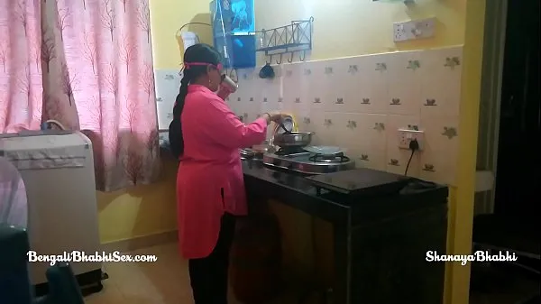 Μεγάλος sexy bhabhi fucked in kitchen while cooking food θερμός σωλήνας