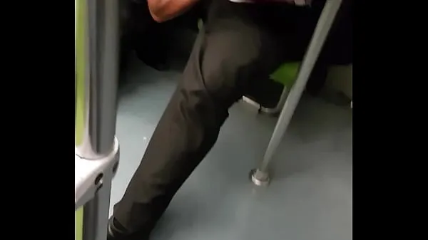 Stort He sucks him on the subway until he comes and throws them varmt rør