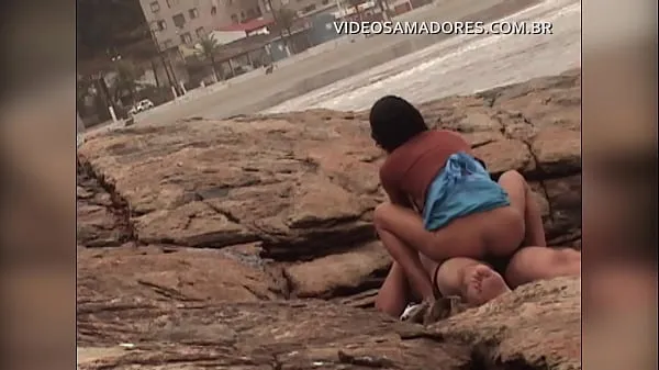 Μεγάλος Busted video shows man fucking mulatto girl on urbanized beach of Brazil θερμός σωλήνας