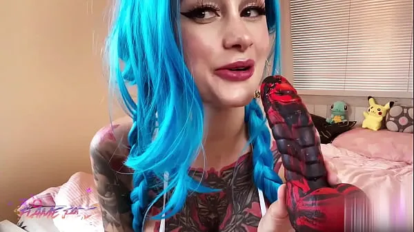 Stort Tattoed Babe Masturbate Pussy Dragon Dick and Squirting Orgasm varmt rör