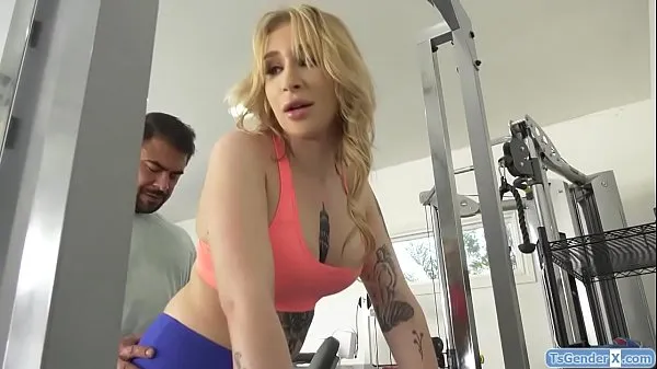Fitness coach seduces TS Angelina Please.He gives her a bj and she deepthroats his cock.He barebacks her and she rides his he anal fucks her Tabung hangat yang besar