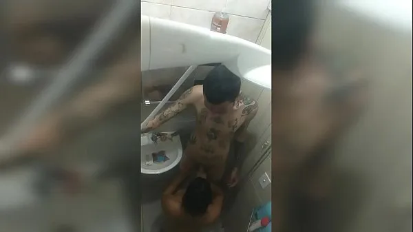 大I filmed the new girl in the bath, with her mouth on the tattooed's cock... She Baez and Dluquinhaa暖管