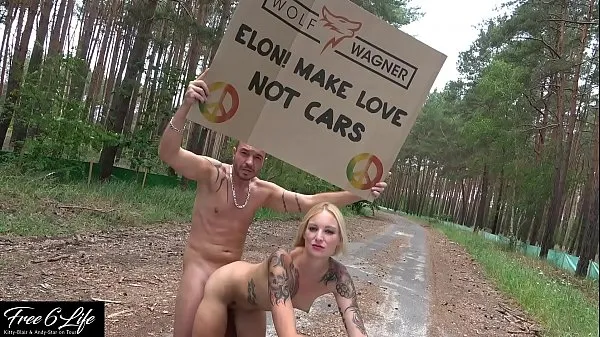 Grote Nude protest in front of Tesla Gigafactory Berlin Pornshooting against Elon Musk warme buis