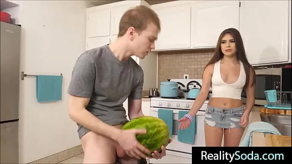 Grote step Brother fucks stepsister instead of watermelon warme buis