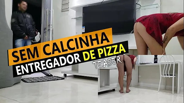 큰 Cristina Almeida receiving pizza delivery in mini skirt and without panties in quarantine 따뜻한 튜브
