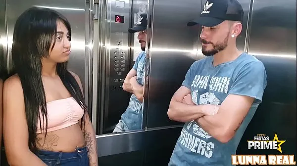 Stort Neighbor Novinha Gostosa meets Gogo Perseu Endowed in the elevator and fucks him in the kitchen Complete at Red varmt rør