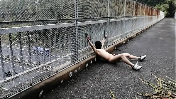 Stort Takehito's exposure 02 Restrained naked at the pedestrian bridge in the daytime varmt rør