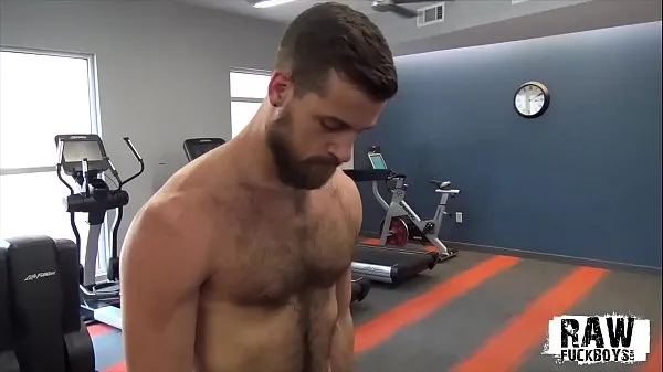 Stort Hairy stud tugs his cock after the gym varmt rör