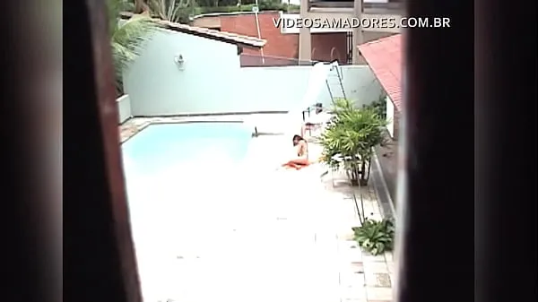 Stort Young boy caught neighboring young girl sunbathing naked in the pool varmt rør