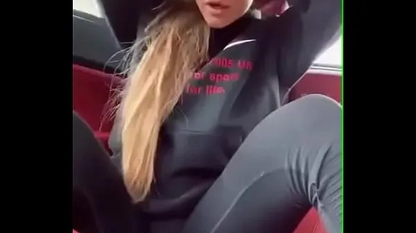 Grote Teen slut masturbating in the car warme buis