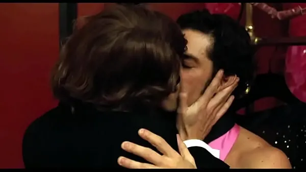 Grote Gaspard Ulliel and Louis Garrel Gay kiss scenes from Movie Saint Laurent warme buis