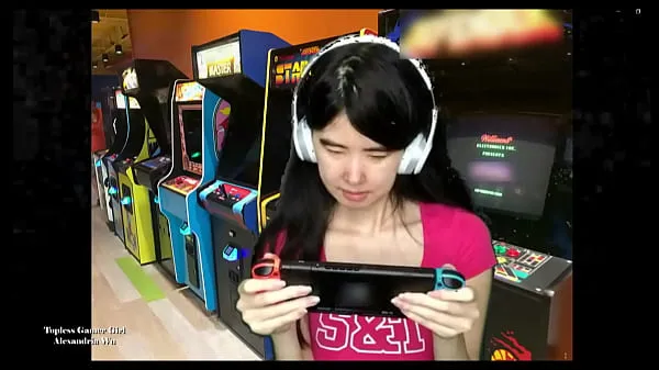 Suuri Topless Asian Gamer Girl lämmin putki