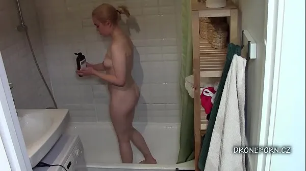 Stort Blonde teen Maya in the shower varmt rør