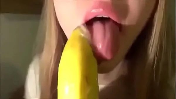 Cute Girl Sucking a Banana with Condom أنبوب دافئ كبير