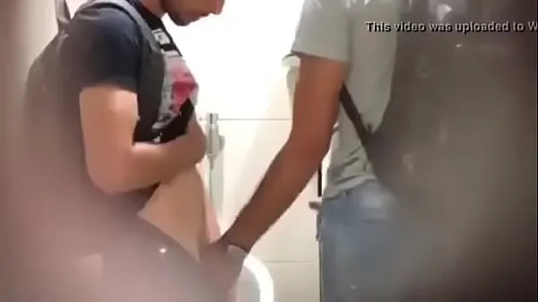 큰 Blowjob in public bathroom 따뜻한 튜브