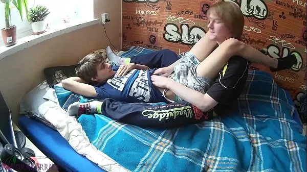 Stort Two young friends doing gay acts that turned into a cumshot varmt rør