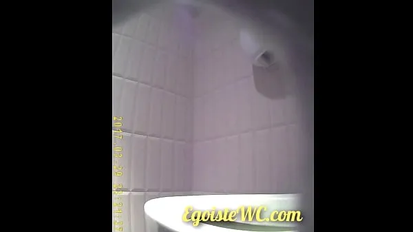 Büyük The camera in the women's toilet filmed the beautiful vaginas of girls close-up sıcak Tüp