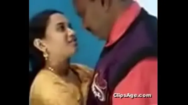 Ống ấm áp Desi young girl making out with an old man lớn