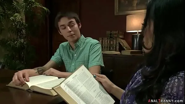 Velká Shemale anal fucks young guy in library teplá trubice