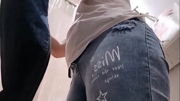 Your slutty Italian tries on jeans while wearing a butt plug in her ass Tabung hangat yang besar