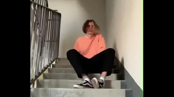 Stort Boy Masturbates On Public Staircase In The Entrance And Cums varmt rör