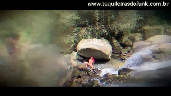 Ống ấm áp Débora Fantine Having sex with a friend in the Waterfall lớn