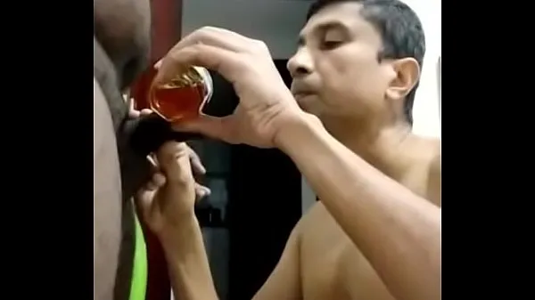 큰 Sucking honey off cock Indian gay 따뜻한 튜브